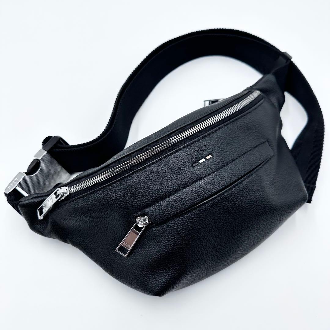 未使用級◎ヒューゴボス クロスボディバッグ ストライプロゴ バックル メンズ 黒