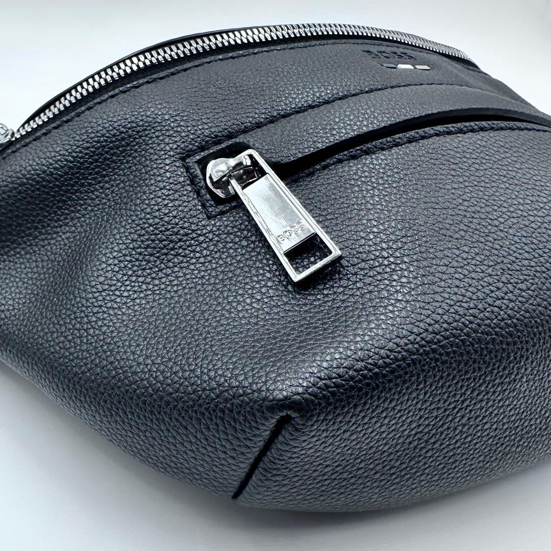 未使用級◎ヒューゴボス クロスボディバッグ ストライプロゴ バックル メンズ 黒