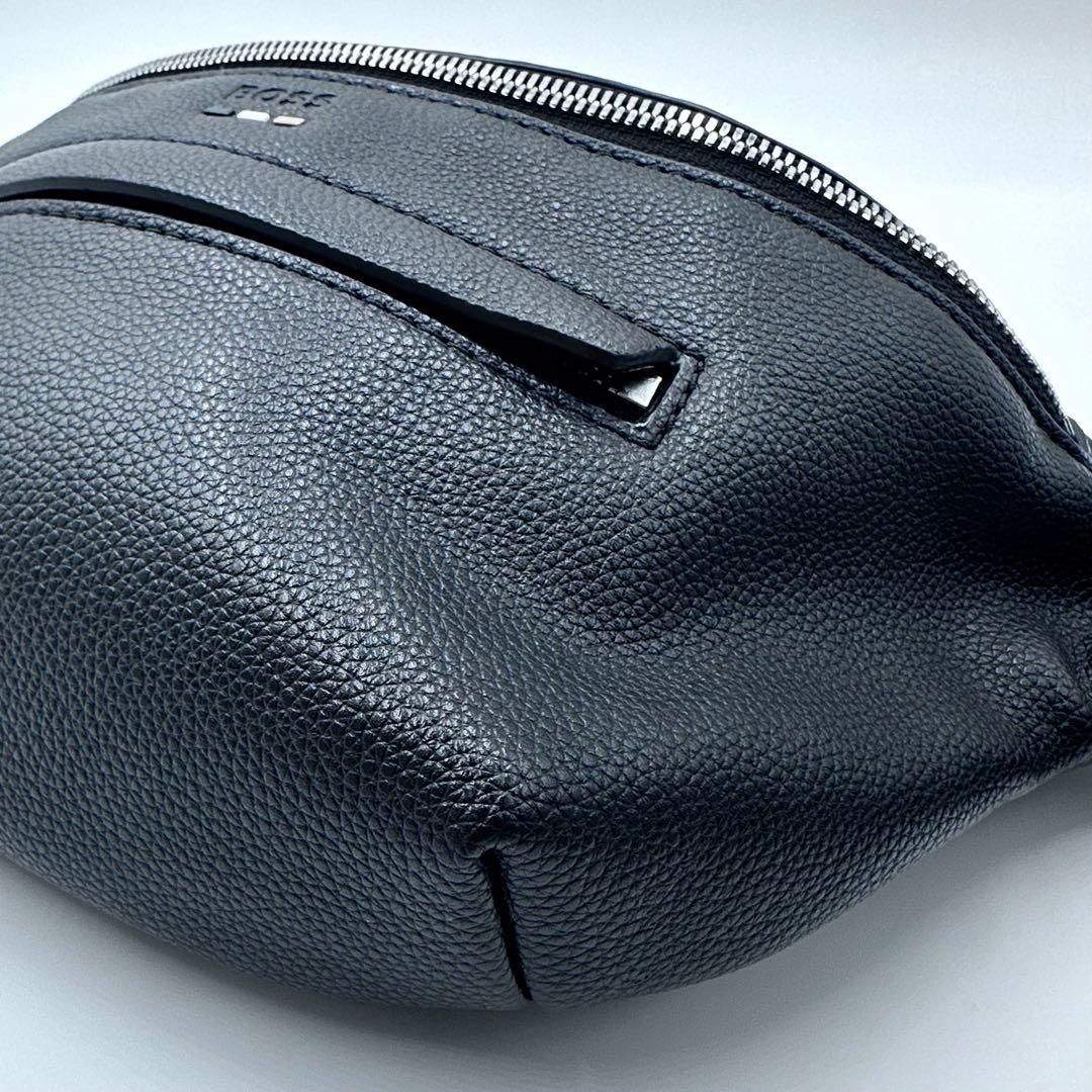 未使用級◎ヒューゴボス クロスボディバッグ ストライプロゴ バックル メンズ 黒