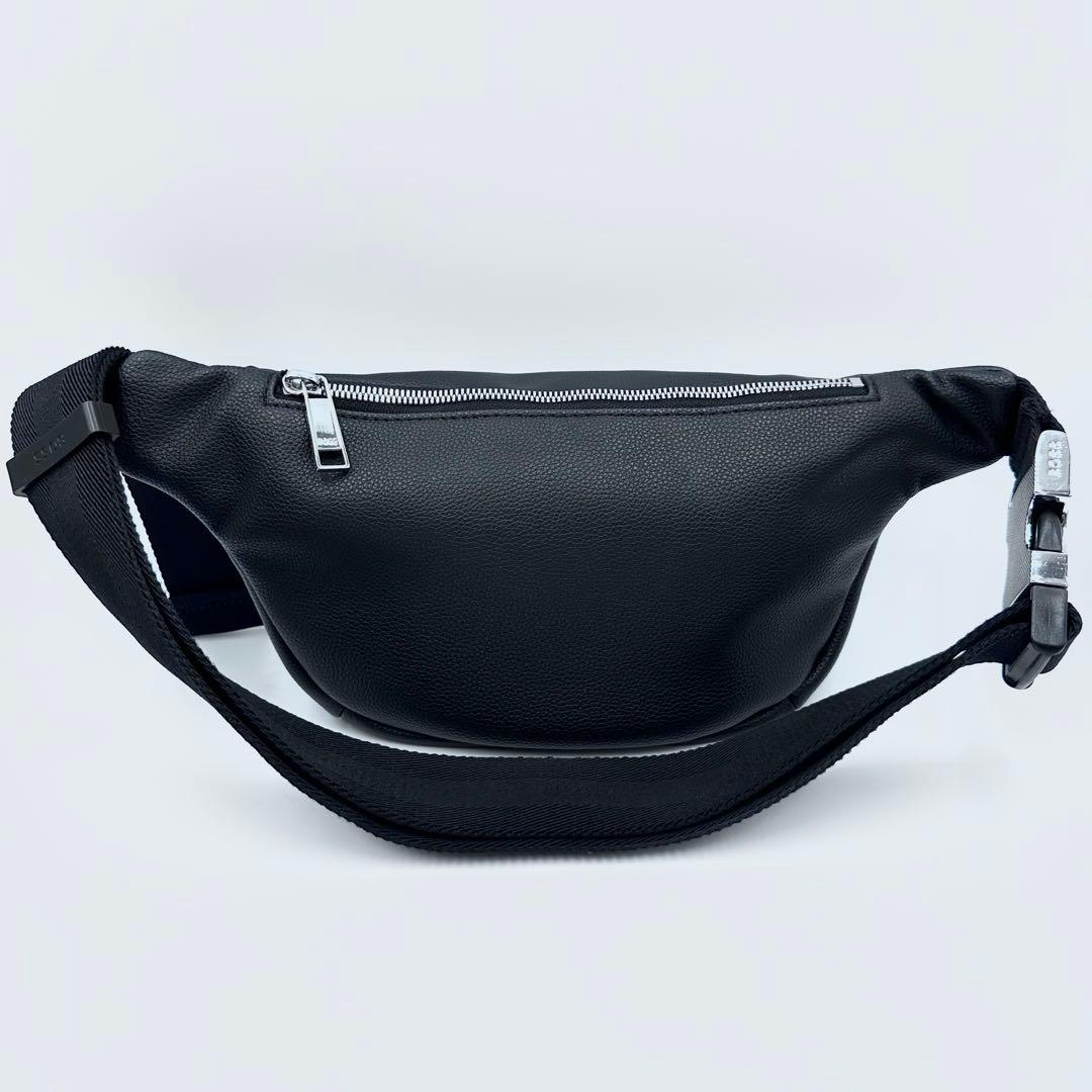 未使用級◎ヒューゴボス クロスボディバッグ ストライプロゴ バックル メンズ 黒