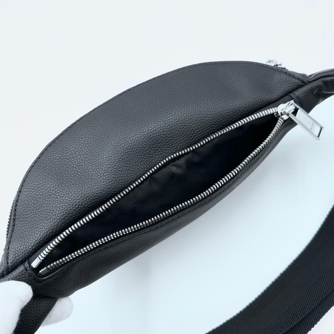 未使用級◎ヒューゴボス クロスボディバッグ ストライプロゴ バックル メンズ 黒