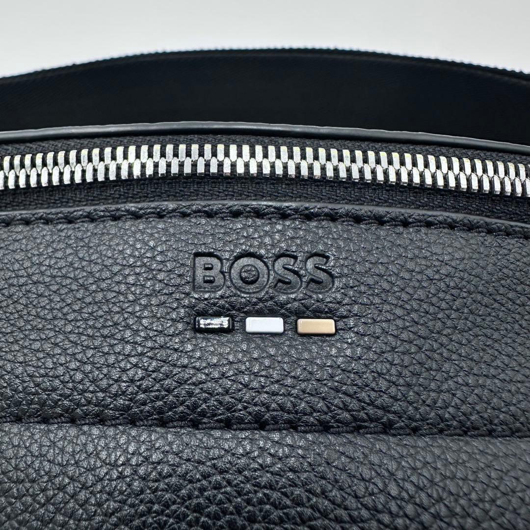 未使用級◎ヒューゴボス クロスボディバッグ ストライプロゴ バックル メンズ 黒