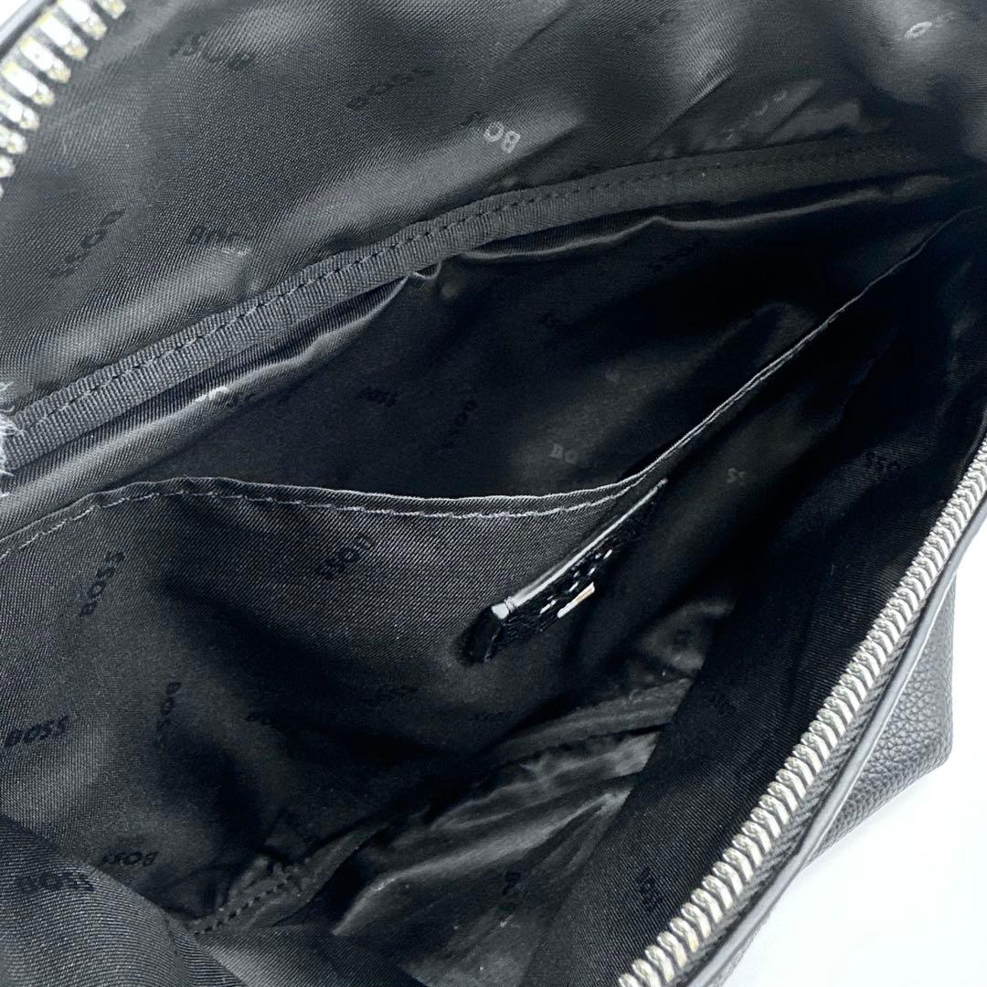 未使用級◎ヒューゴボス クロスボディバッグ ストライプロゴ バックル メンズ 黒