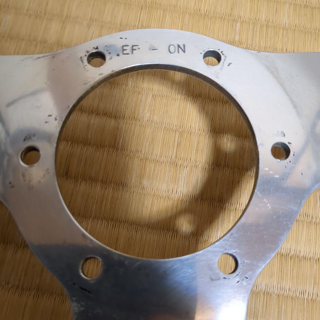 ナルディウッドステアリング、ホーンボタン、取り付けネジ。