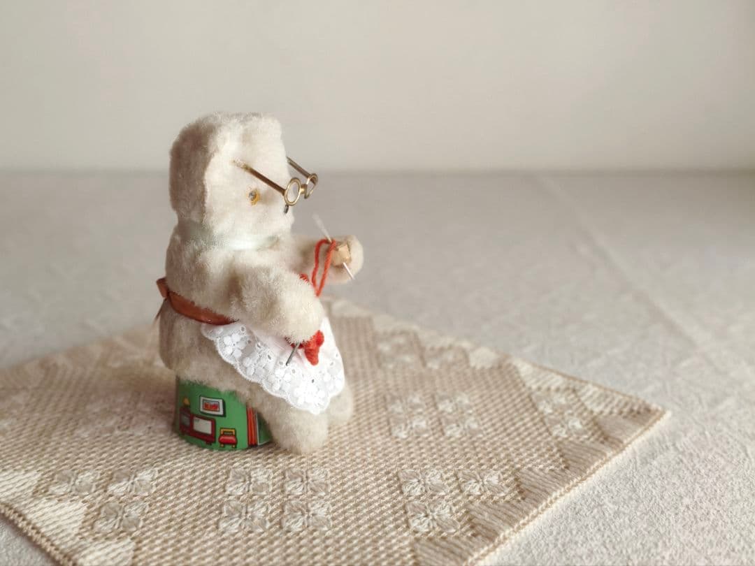* vintage bear ❀ ゼンマイ仕掛けの 編み物 ネコさん