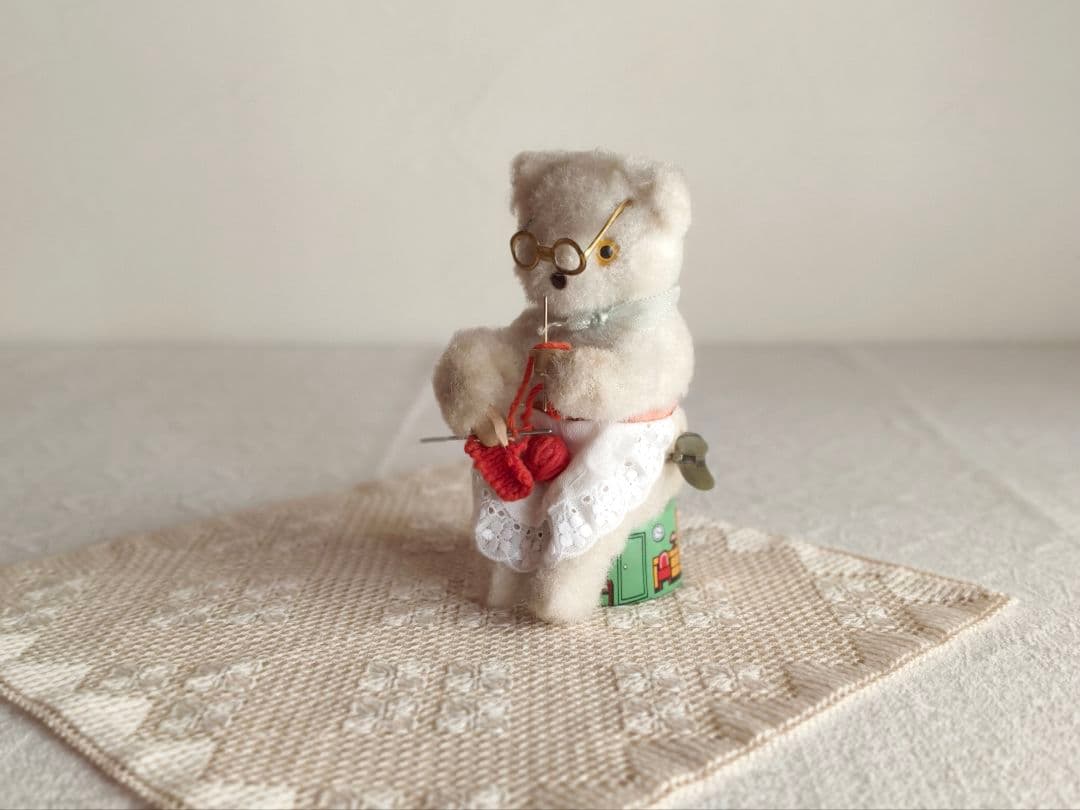 * vintage bear ❀ ゼンマイ仕掛けの 編み物 ネコさん