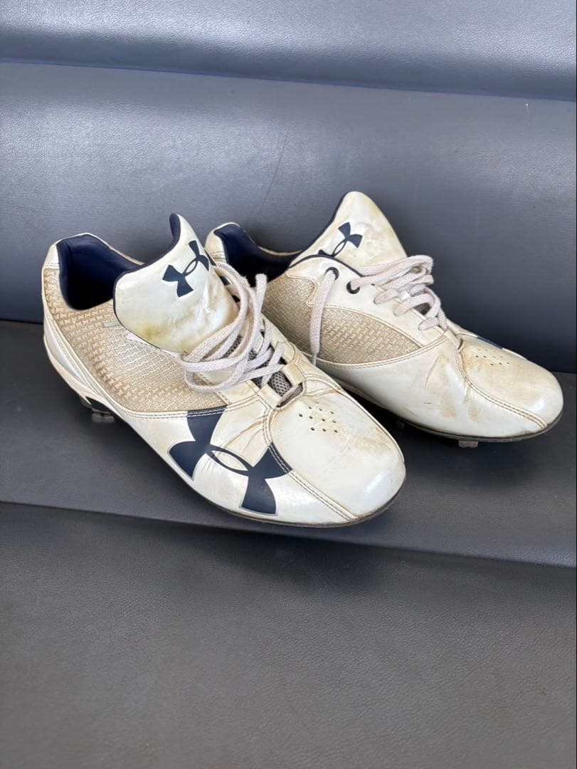 Under Armour スパイク ホワイト/ネイビー - メルカリ