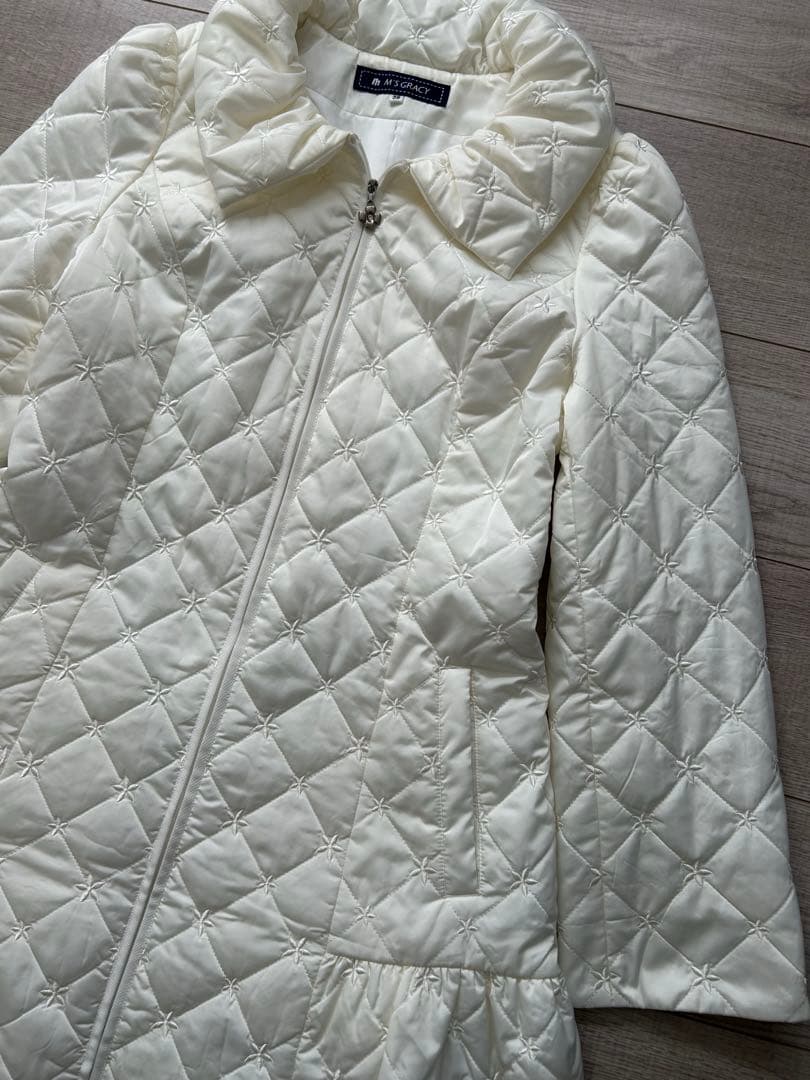 エムズグレイシー キルティングコート ペプラム ダブルジップ 白 38 花刺繍