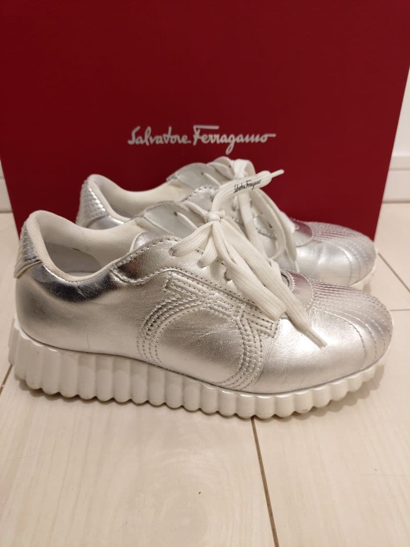 ★週末限定★ 美品★Salvatore Ferragamo シルバー スニーカー