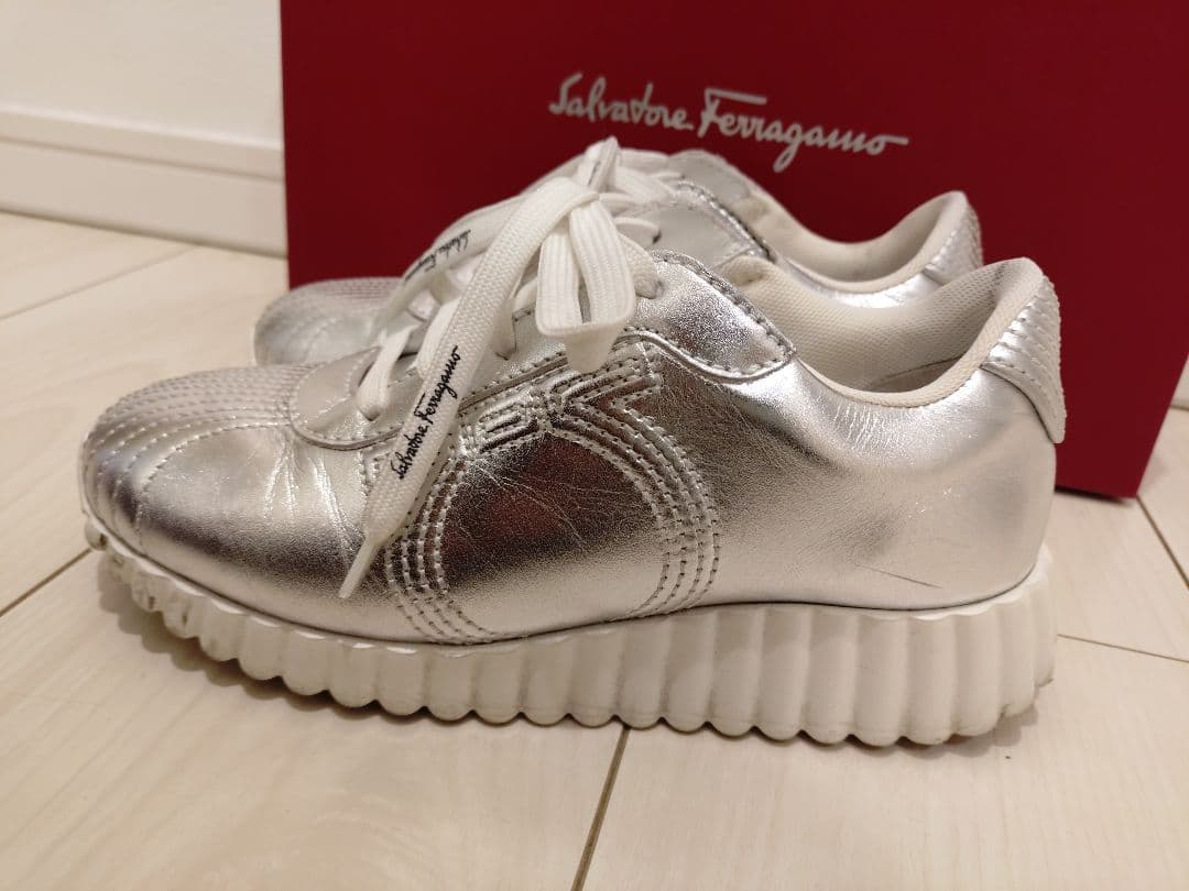 ★週末限定★ 美品★Salvatore Ferragamo シルバー スニーカー