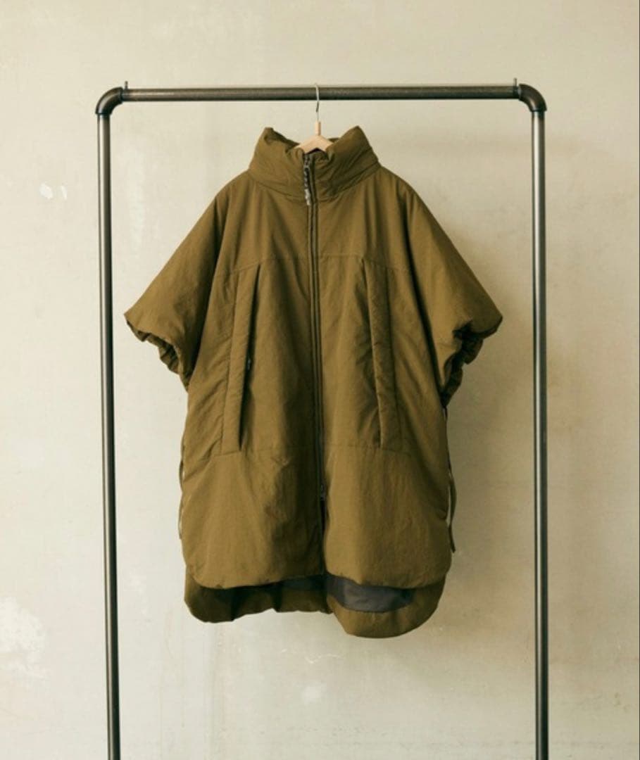 RNA N／スタンドカラーパデッドポンチョ　カーキ