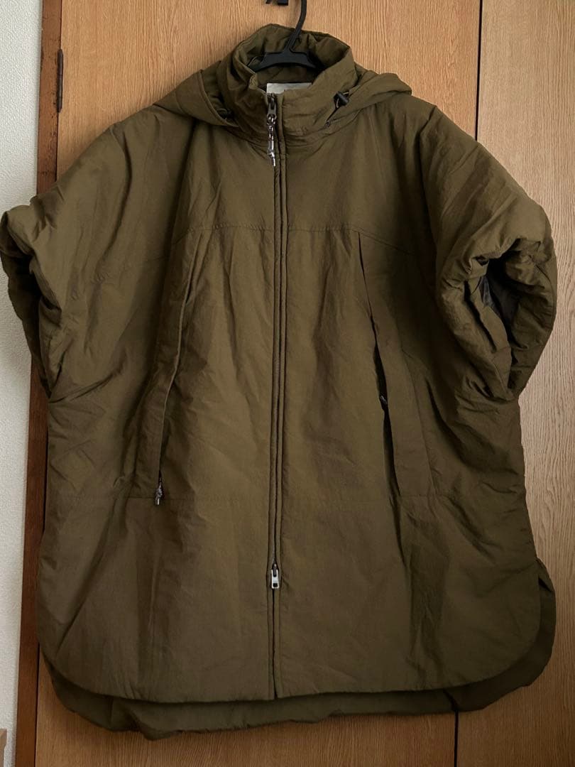 RNA N／スタンドカラーパデッドポンチョ　カーキ