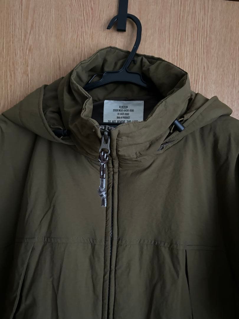 RNA N／スタンドカラーパデッドポンチョ　カーキ