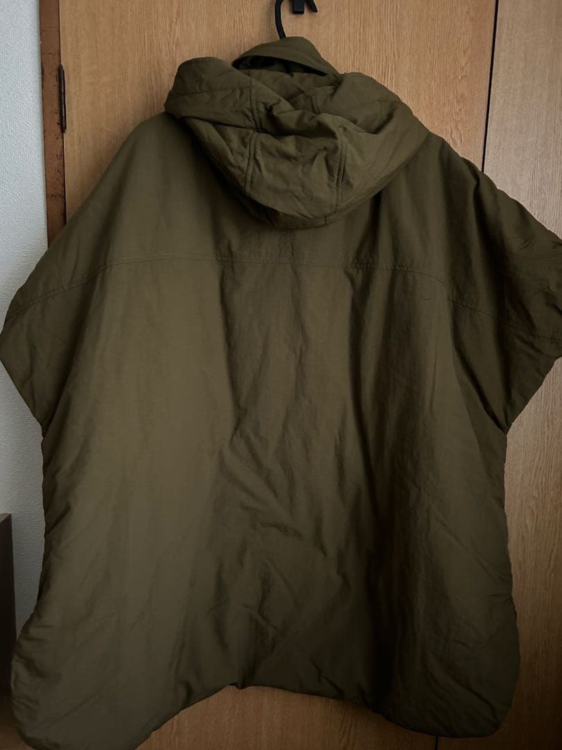 RNA N／スタンドカラーパデッドポンチョ　カーキ