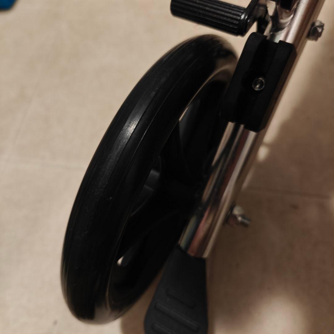 美品 送料無料　RAKU 折りたたみ 車椅子