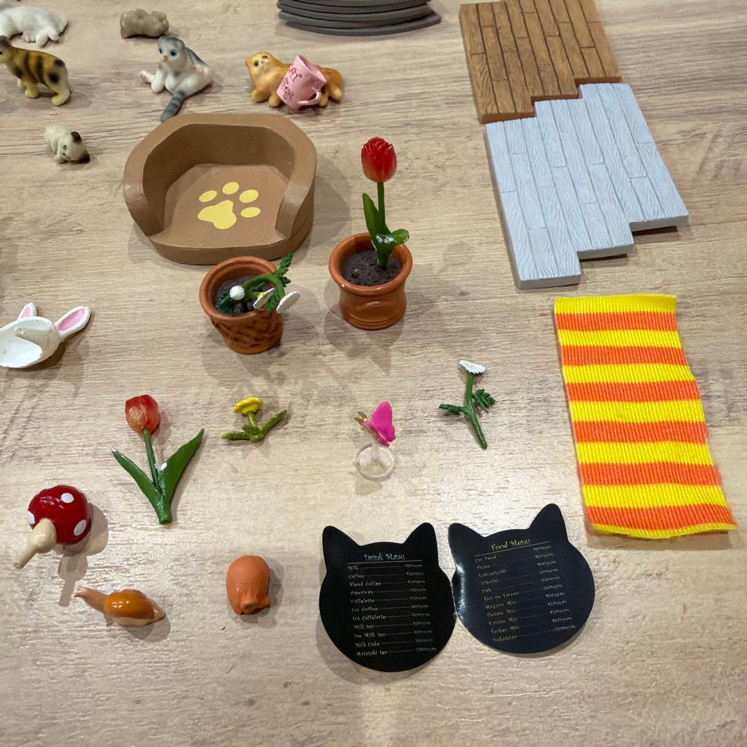 猫フィギュアとミニチュア家具セット