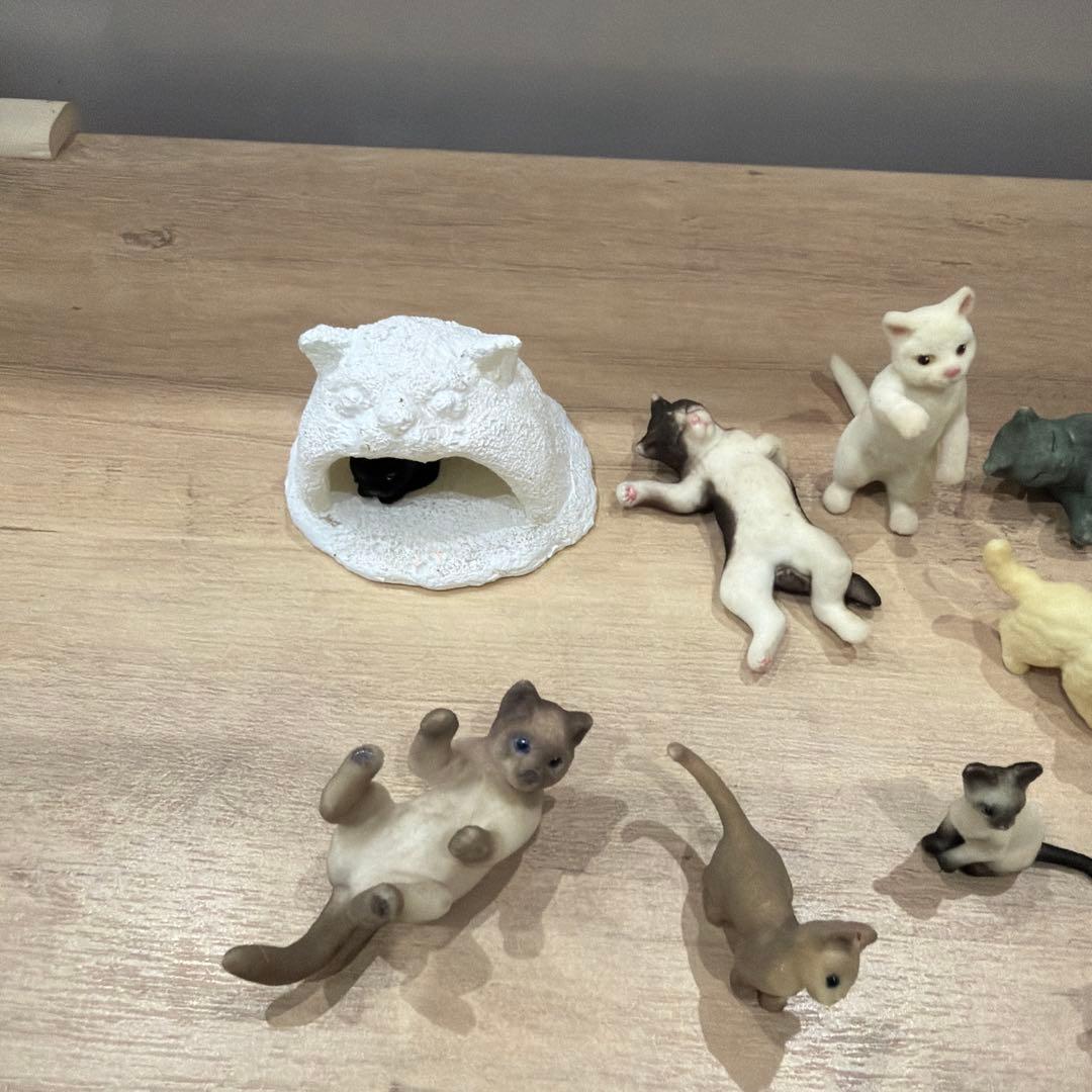 猫フィギュアとミニチュア家具セット