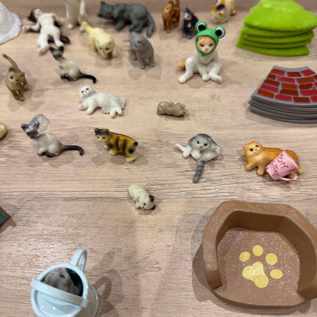 猫フィギュアとミニチュア家具セット