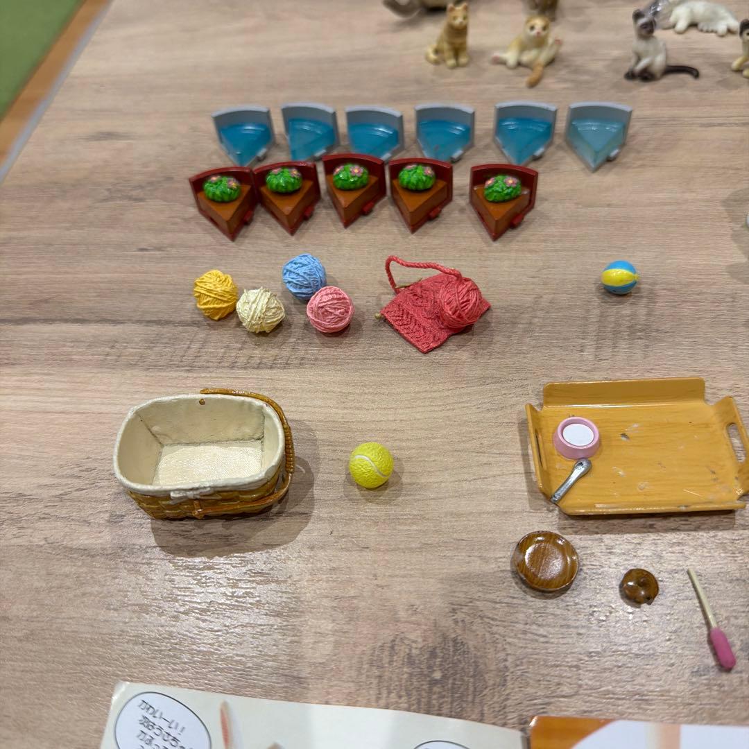 猫フィギュアとミニチュア家具セット