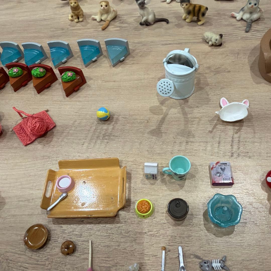 猫フィギュアとミニチュア家具セット