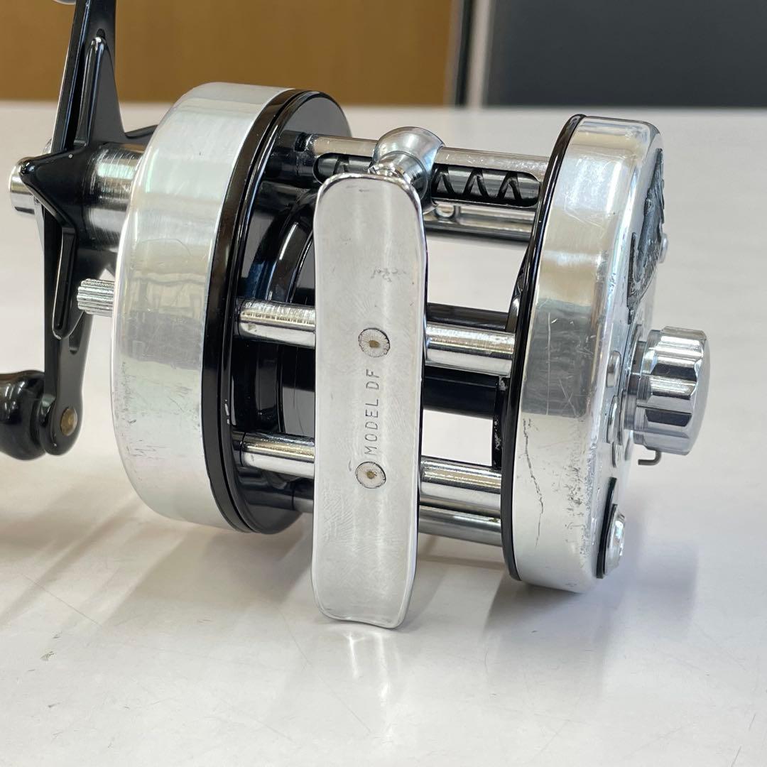 リール PFLUEGER 2800