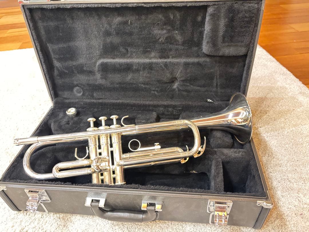 トランペットとケース、クリーニング用品付き　YAMAHA YTR-2330S