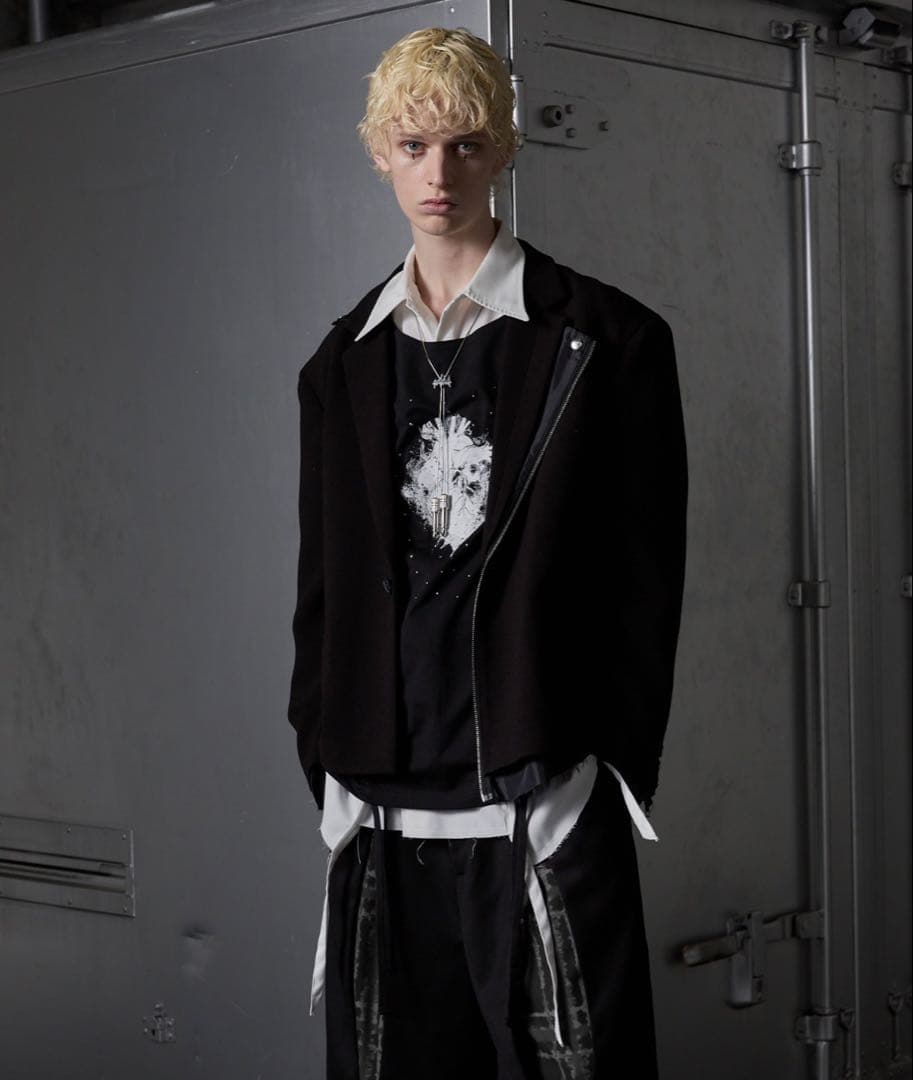 GRANCY シャーリングデザインラインストーングラフィックノースリーブ