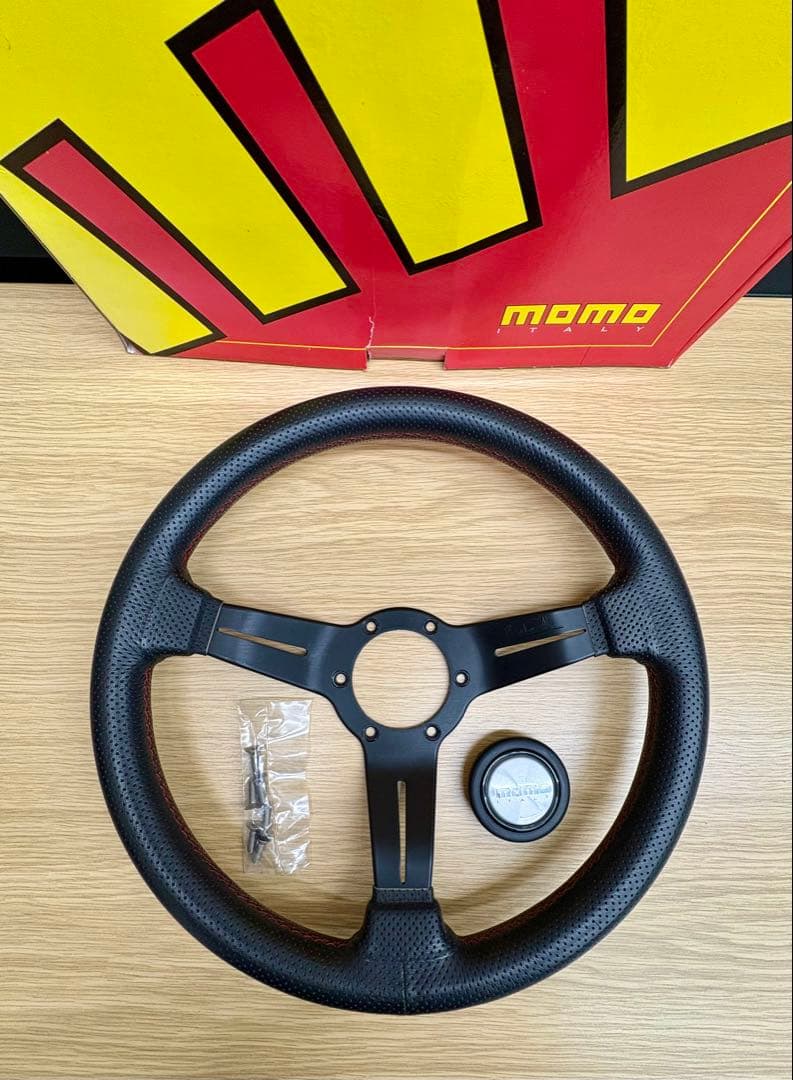momo ステアリング パンチングレザー/赤ステッチ