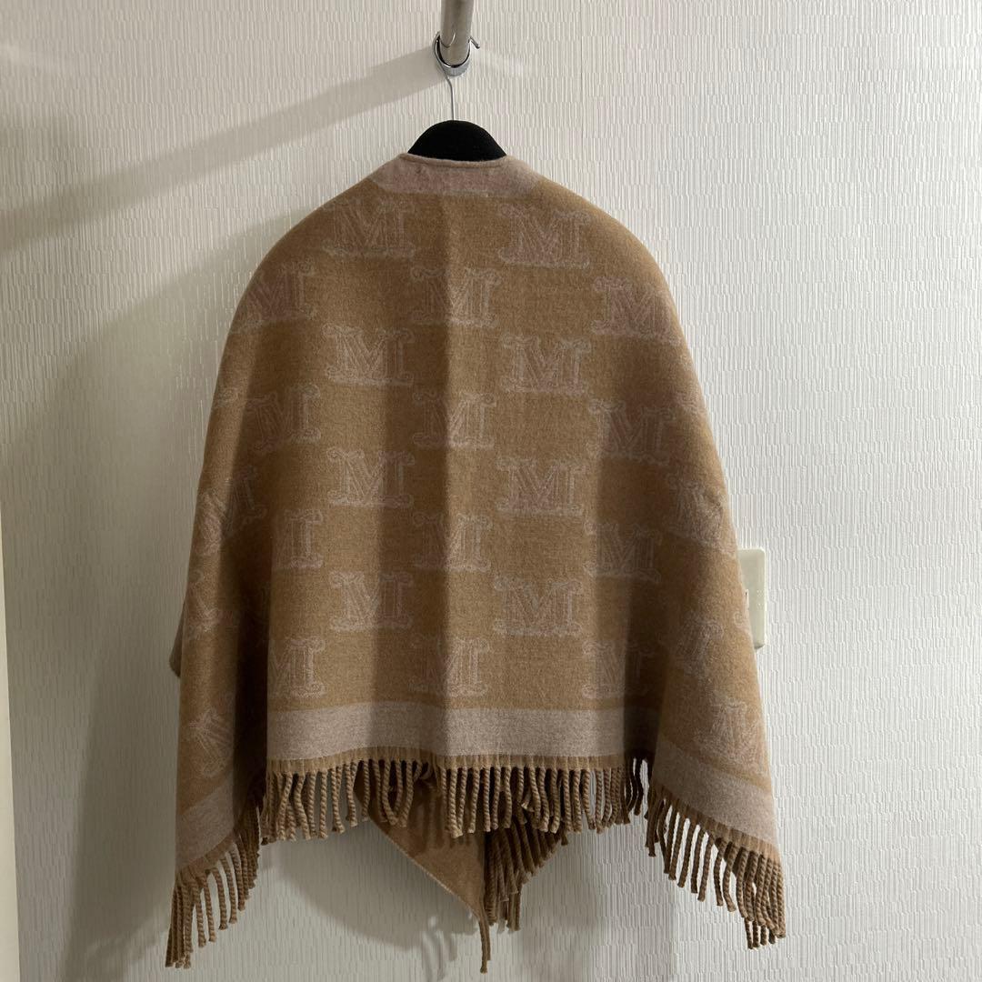 Max Mara ベージュ Mロゴ ケープストール フリンジ付き