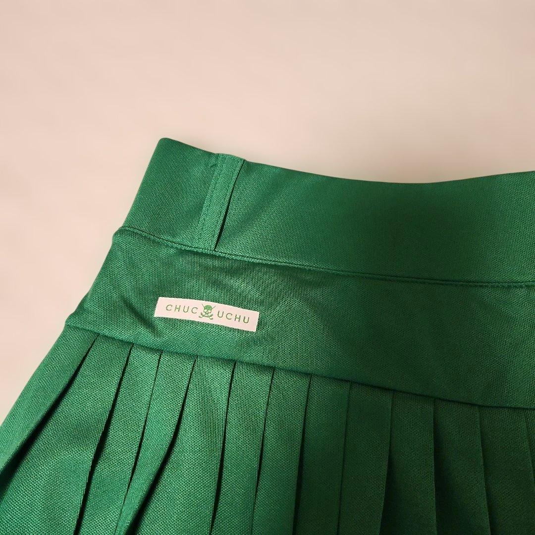 CHUCUCHUの レディースウェア 緑のスカートとポロシャツバイザーセット