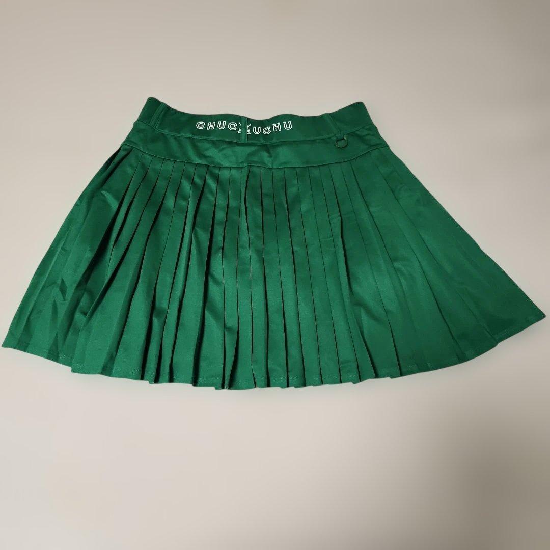 CHUCUCHUの レディースウェア 緑のスカートとポロシャツバイザーセット