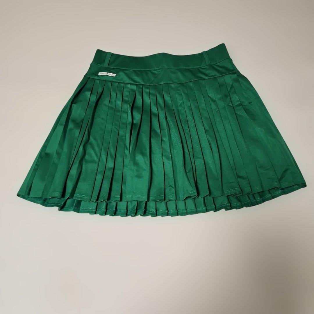 CHUCUCHUの レディースウェア 緑のスカートとポロシャツバイザーセット