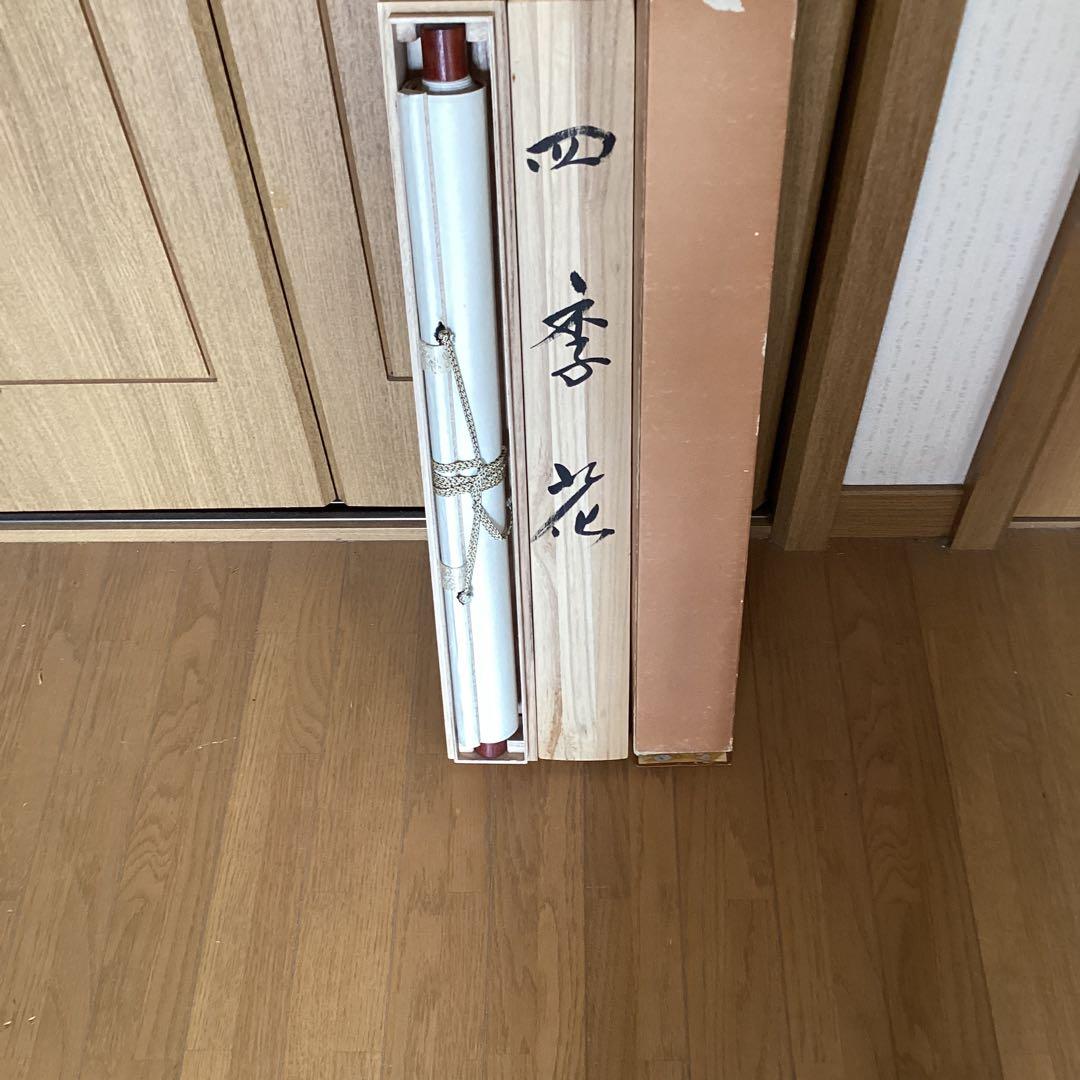 《　翠　堂　筆》　彩色花鳥画　絹本掛軸　【　四季花之図　】共箱522