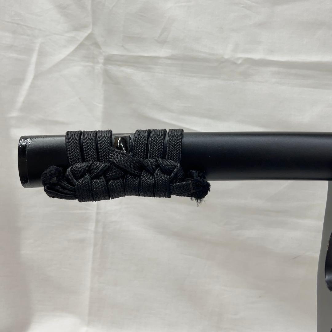 模造刀】太刀 樋入り 鶴鍔 透かし 全長97.0センチ 黒鞘 互の目 刃紋