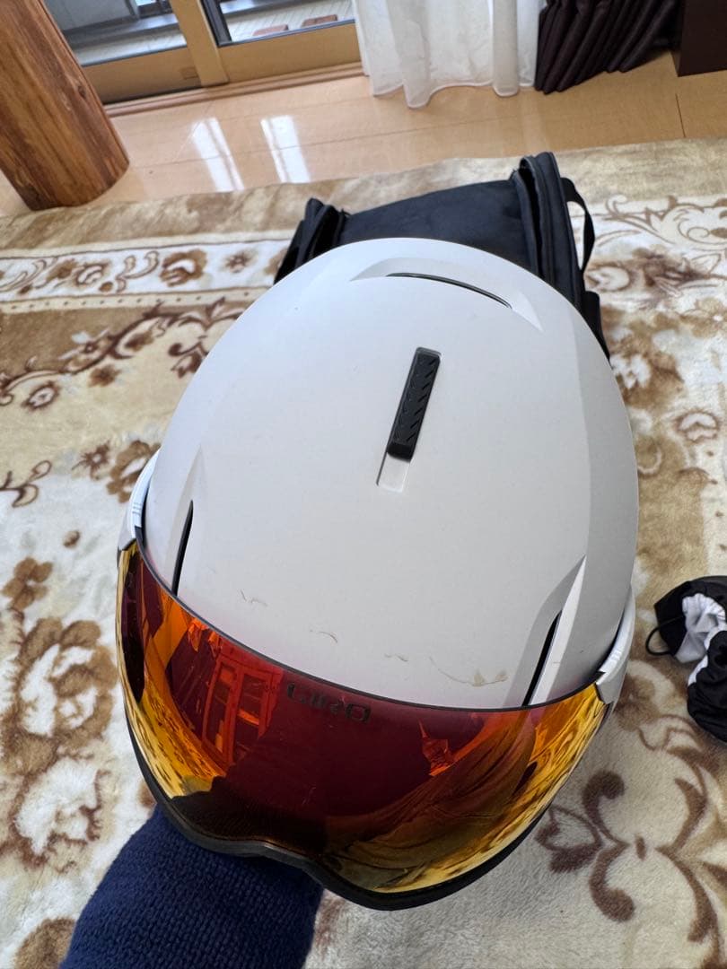 2回のみ使用美品】スキーヘルメット　ジロ　バイザー一体型レディース