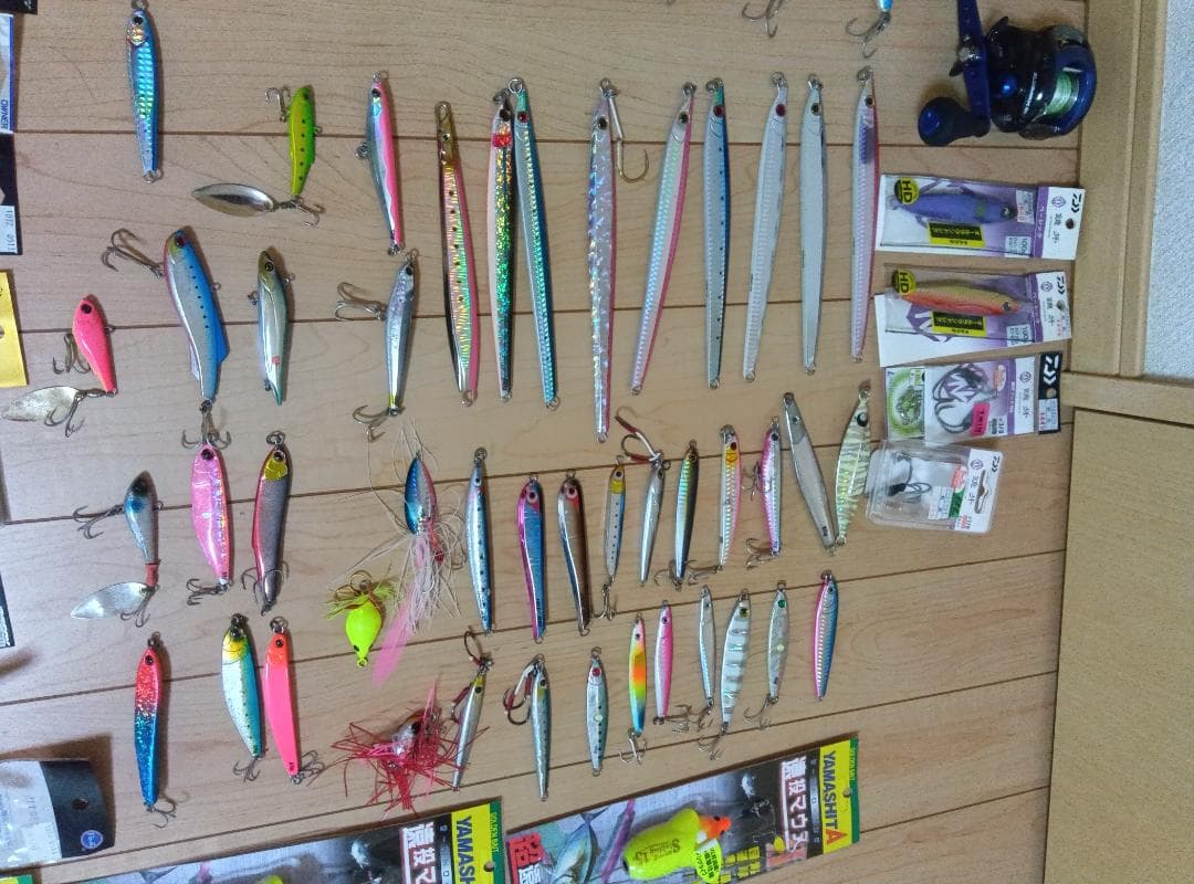 海釣りルアー60個＆リールセット！さらにエビング仕掛けなどおまけ多数付き！