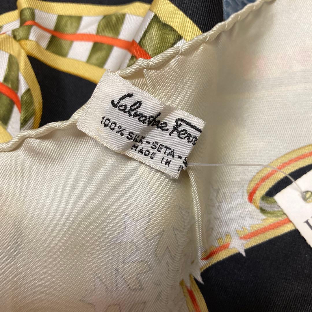 フェラガモ　スカーフ　ペンギン　松ぼっくり　赤い実