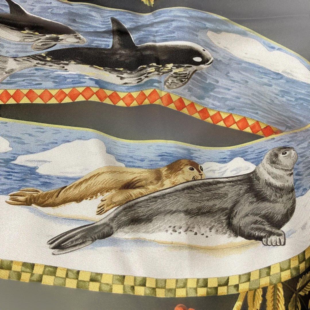 フェラガモ　スカーフ　ペンギン　松ぼっくり　赤い実