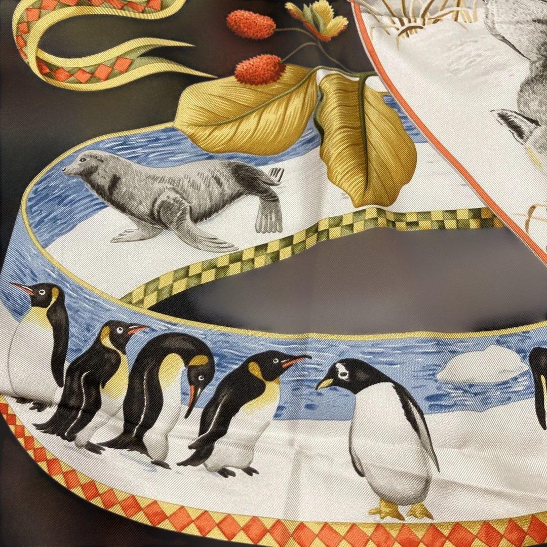 フェラガモ　スカーフ　ペンギン　松ぼっくり　赤い実