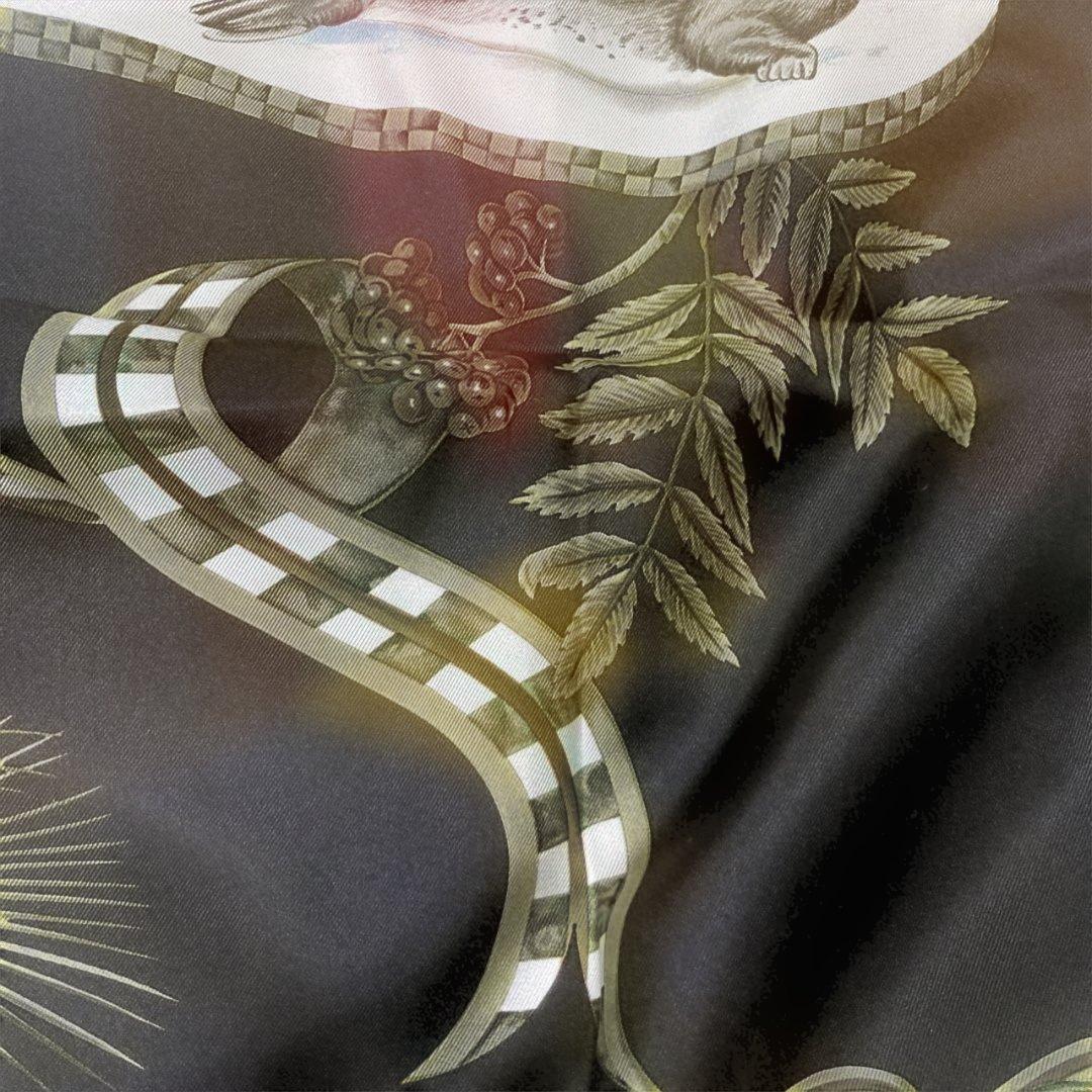 フェラガモ　スカーフ　ペンギン　松ぼっくり　赤い実