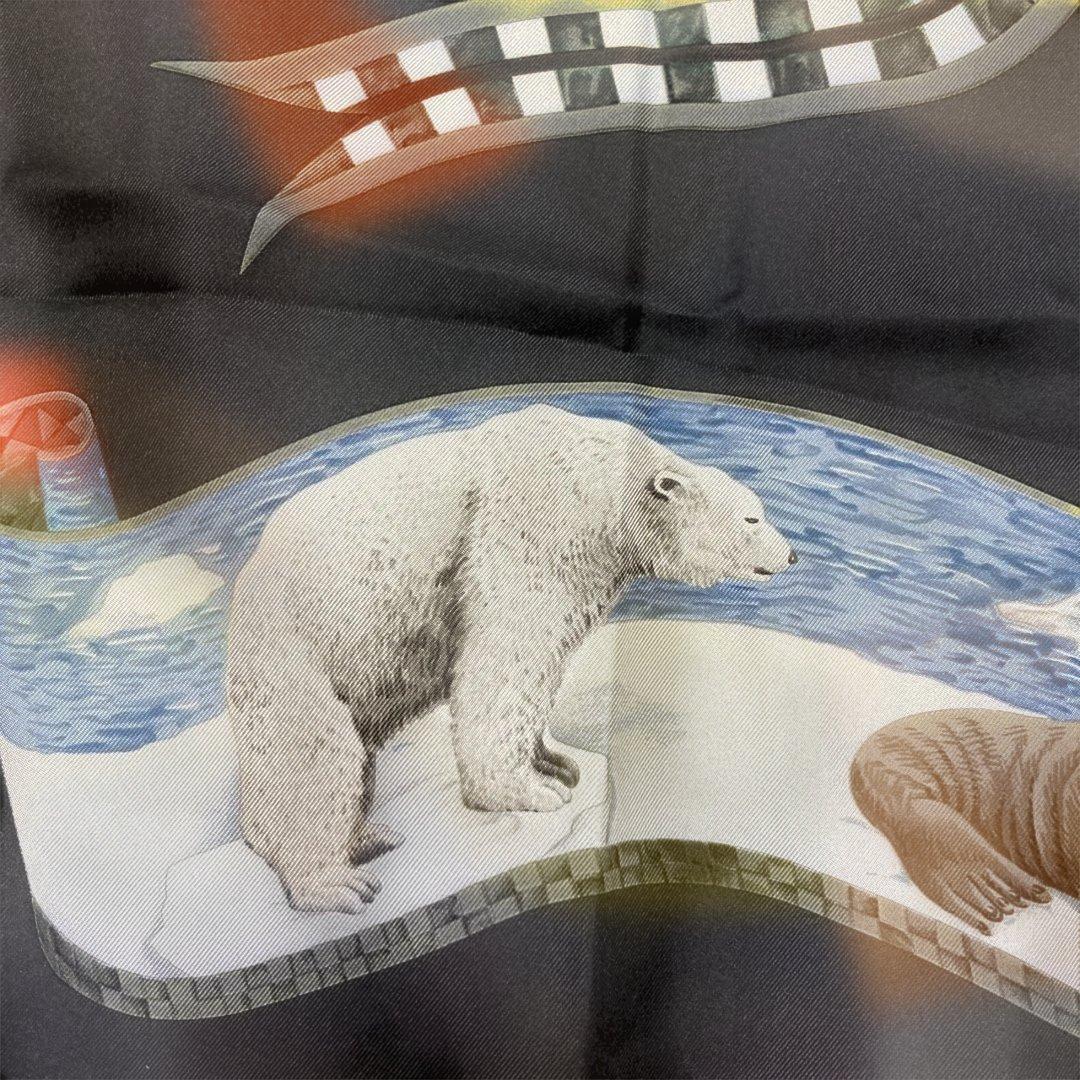 フェラガモ　スカーフ　ペンギン　松ぼっくり　赤い実