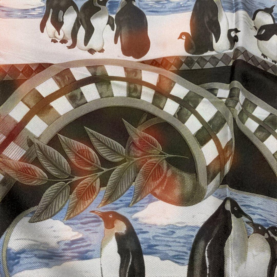 フェラガモ　スカーフ　ペンギン　松ぼっくり　赤い実