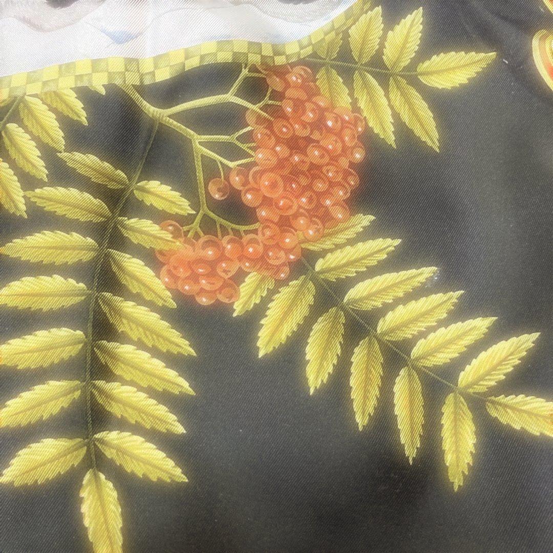 フェラガモ　スカーフ　ペンギン　松ぼっくり　赤い実