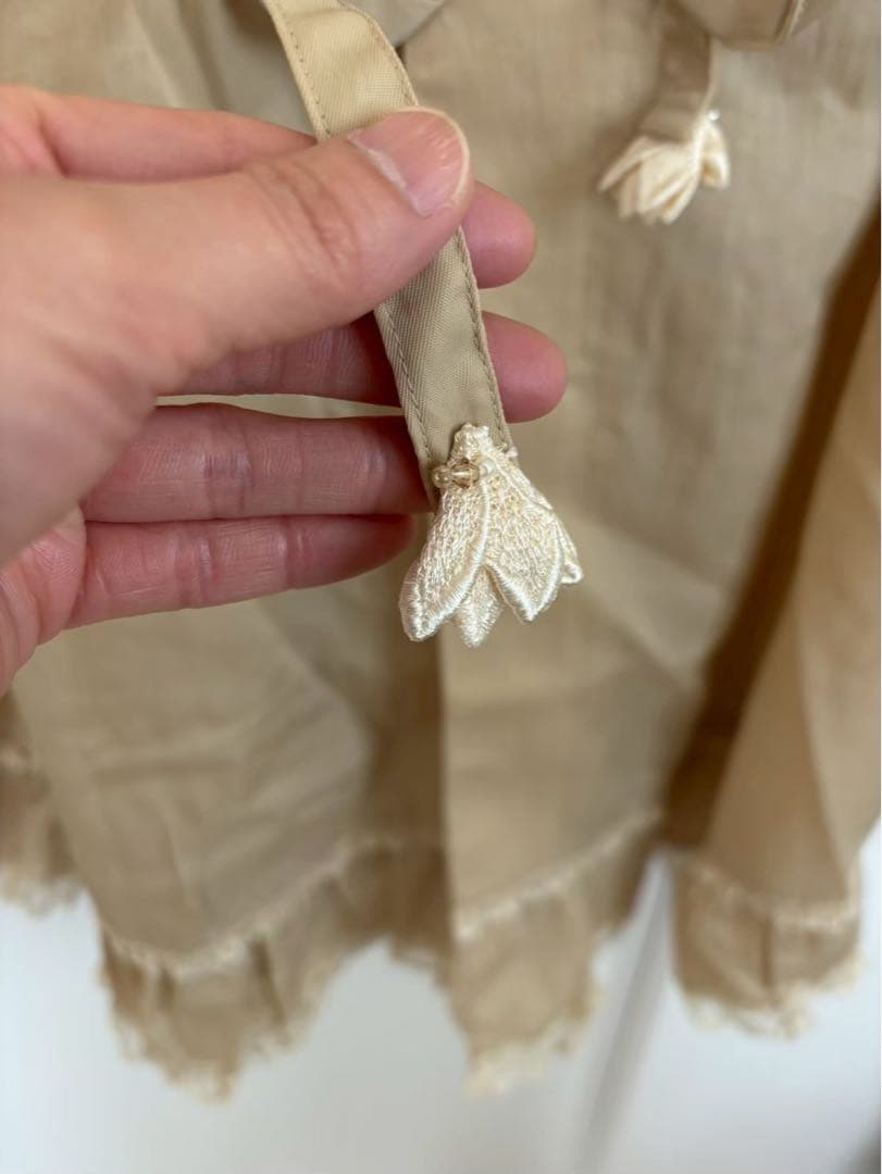 週末セール❗️【新品】アミティエ　さえら　ベージュ　レース割烹着　エプロンドレス