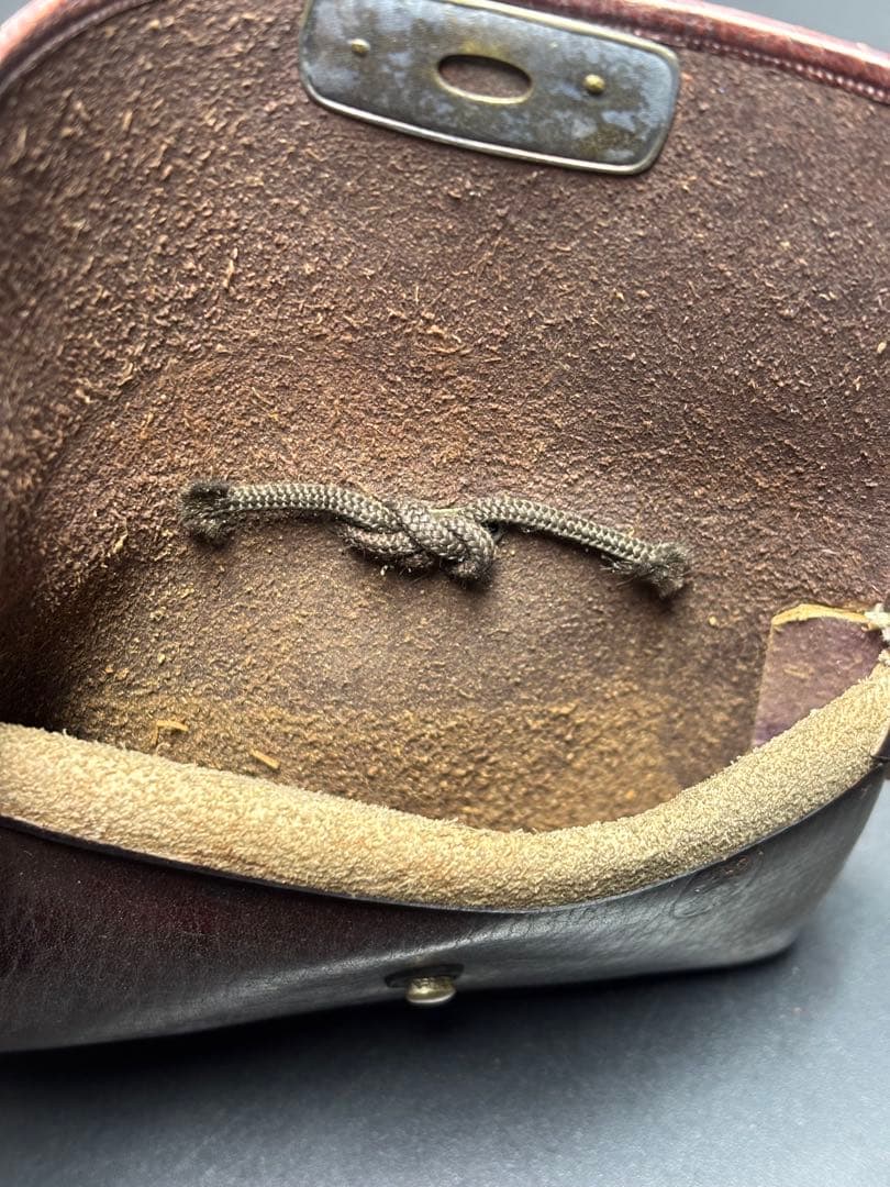 骨董品 煙草入れ 提げ物 勾玉 木製磨出 時代物 アンティーク 革製 英勲刻印