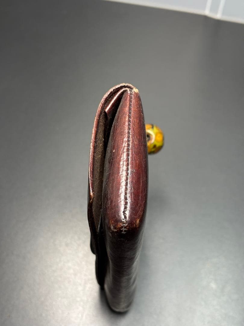 骨董品 煙草入れ 提げ物 勾玉 木製磨出 時代物 アンティーク 革製 英勲刻印