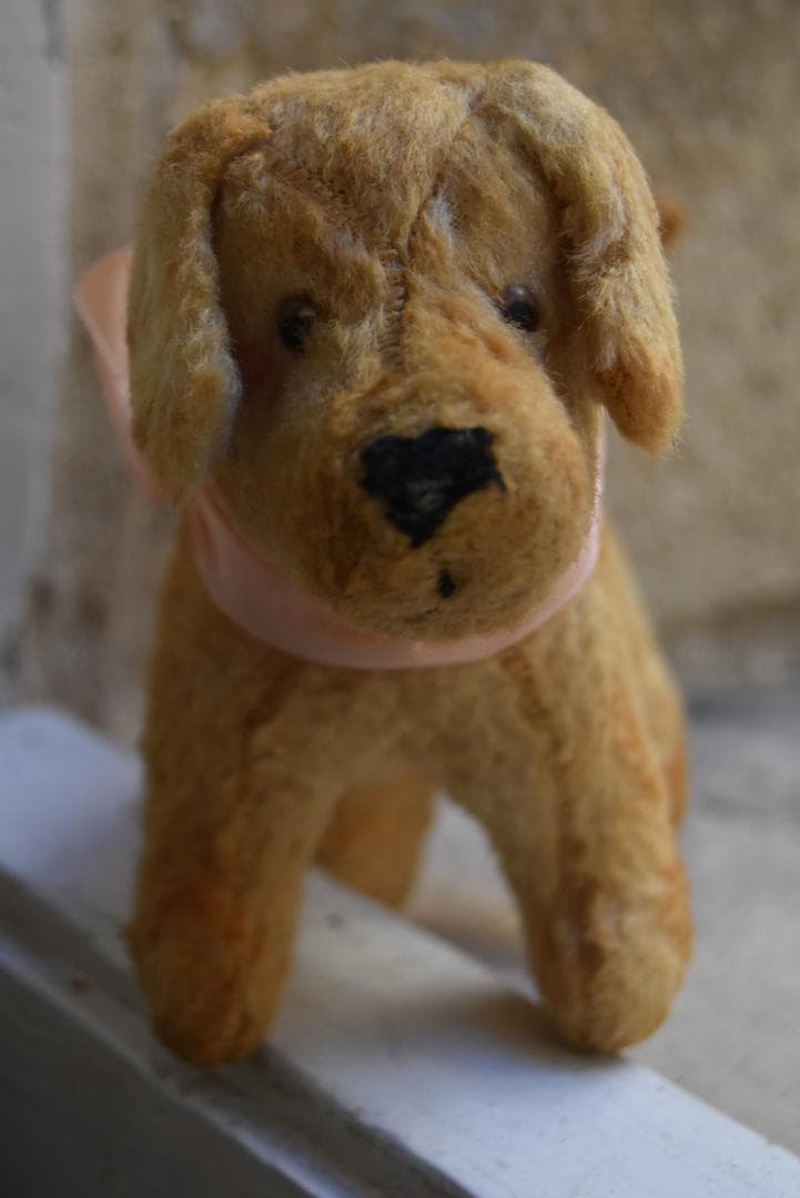ピンクのリボン 1930年 可愛い小さな犬のぬいぐるみ 藁 フランス