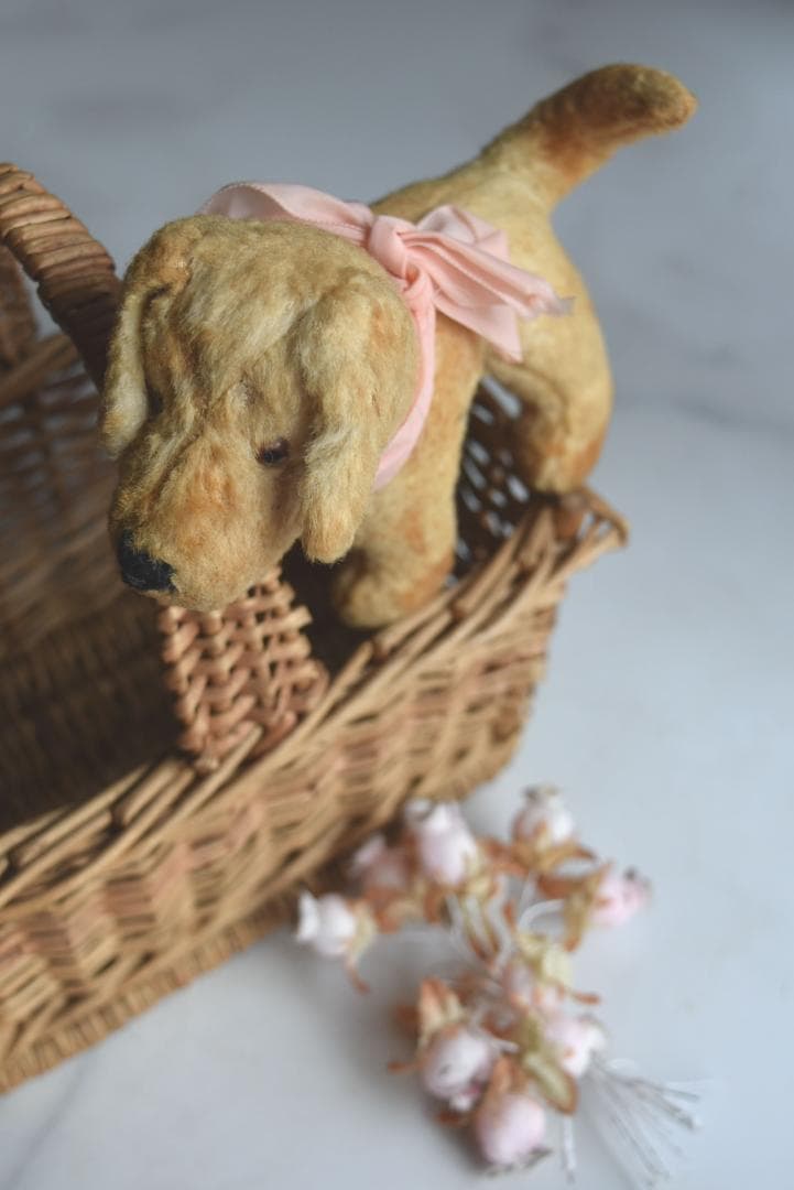ピンクのリボン 1930年 可愛い小さな犬のぬいぐるみ 藁 フランス