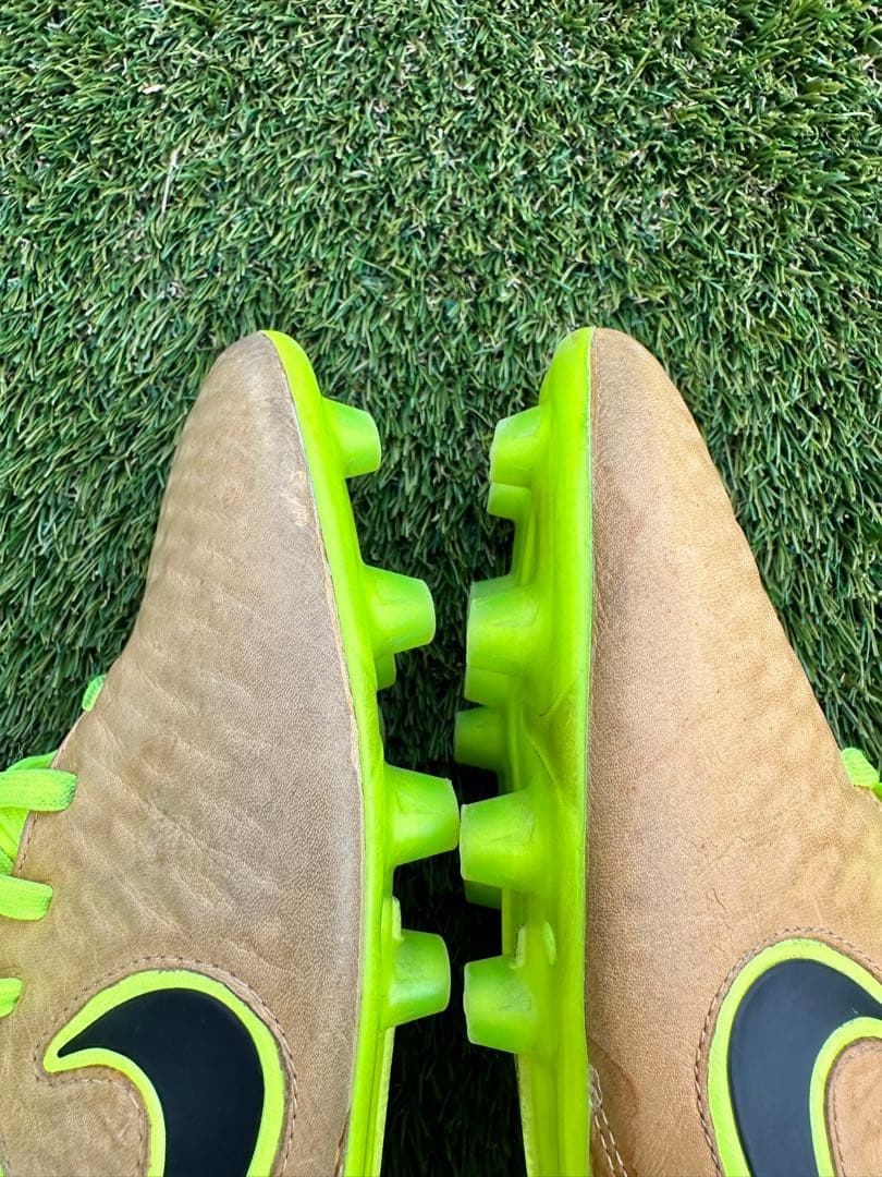 ナイキ マジスタ オーパス HG-E(ブラウン×蛍光イエロー)