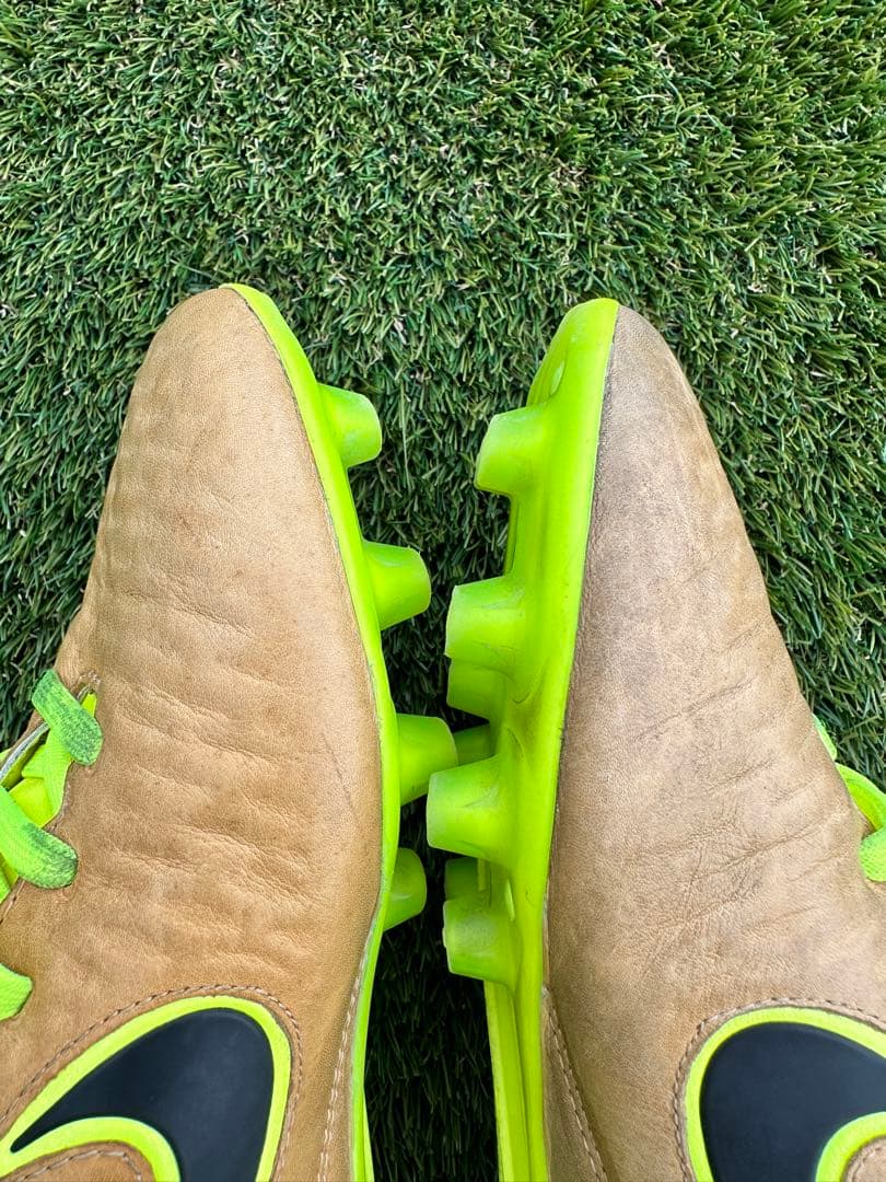 ナイキ マジスタ オーパス HG-E(ブラウン×蛍光イエロー)